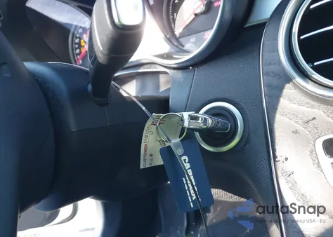 2016 Mercedes-Benz C 300 4Matic z USA, uszkodzony, nr VIN 55SWF4KB1GU115389